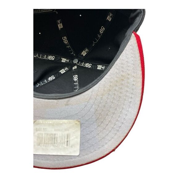 New Era 9Fifty MLB New York Yankee Black / Red Metal Badge Size 8 - Picture 9 of 9